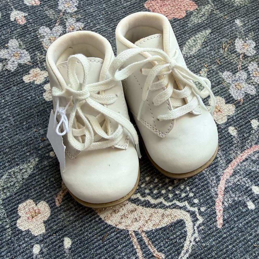 Teeny Toes white walker shoes 4w